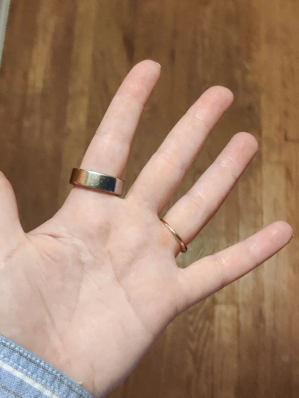 Silver Oura Ring Generation 4 Size 12 and charging base